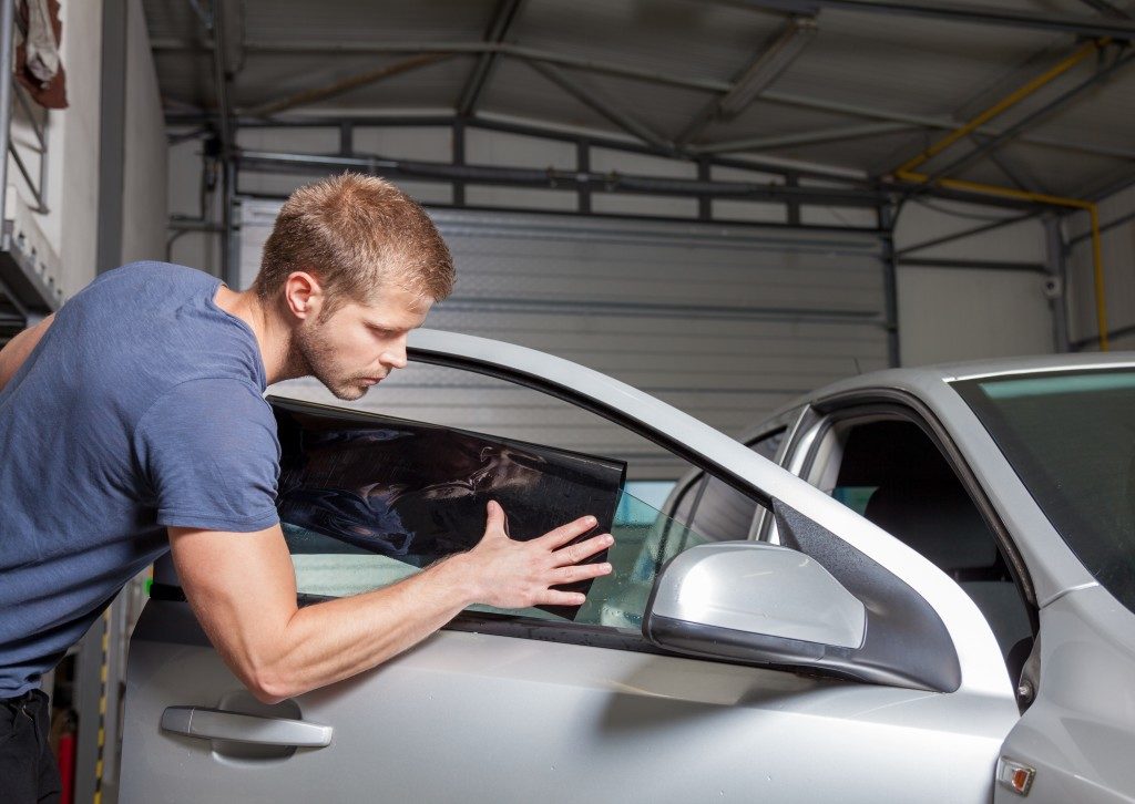 Applying tinting foil onto a car window