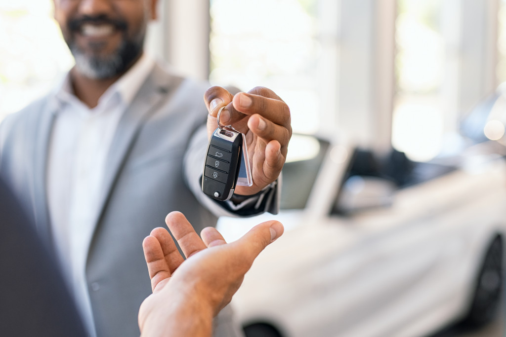 car agent handing keys